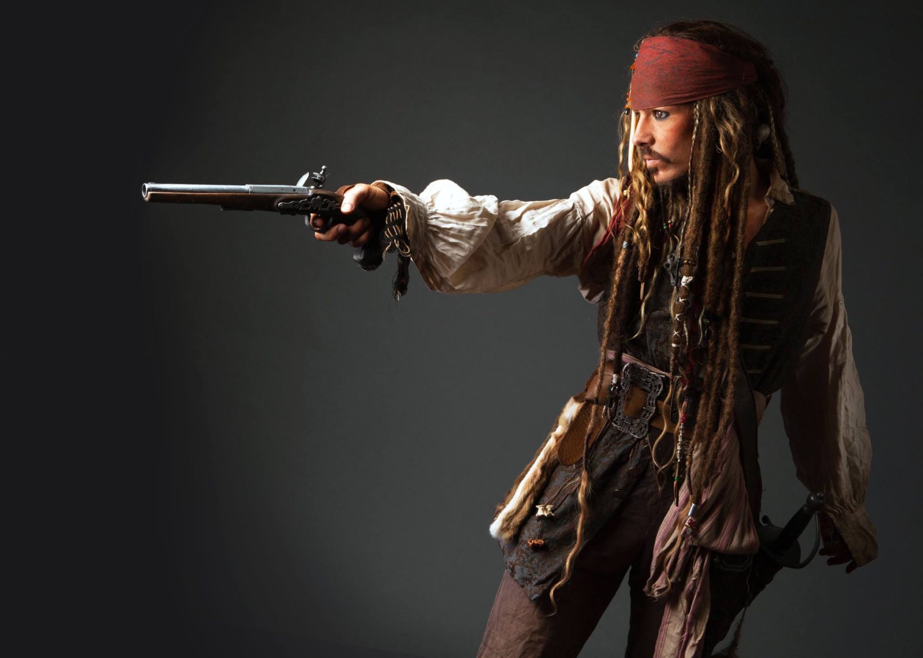 Джекуу. Джонни Депп пираты Карибского моря. Капитан Джек Воробей с саблей. Капитан Джек Воробей с пистолетом. Пираты Карибского моря Джек Воробей в полный рост.